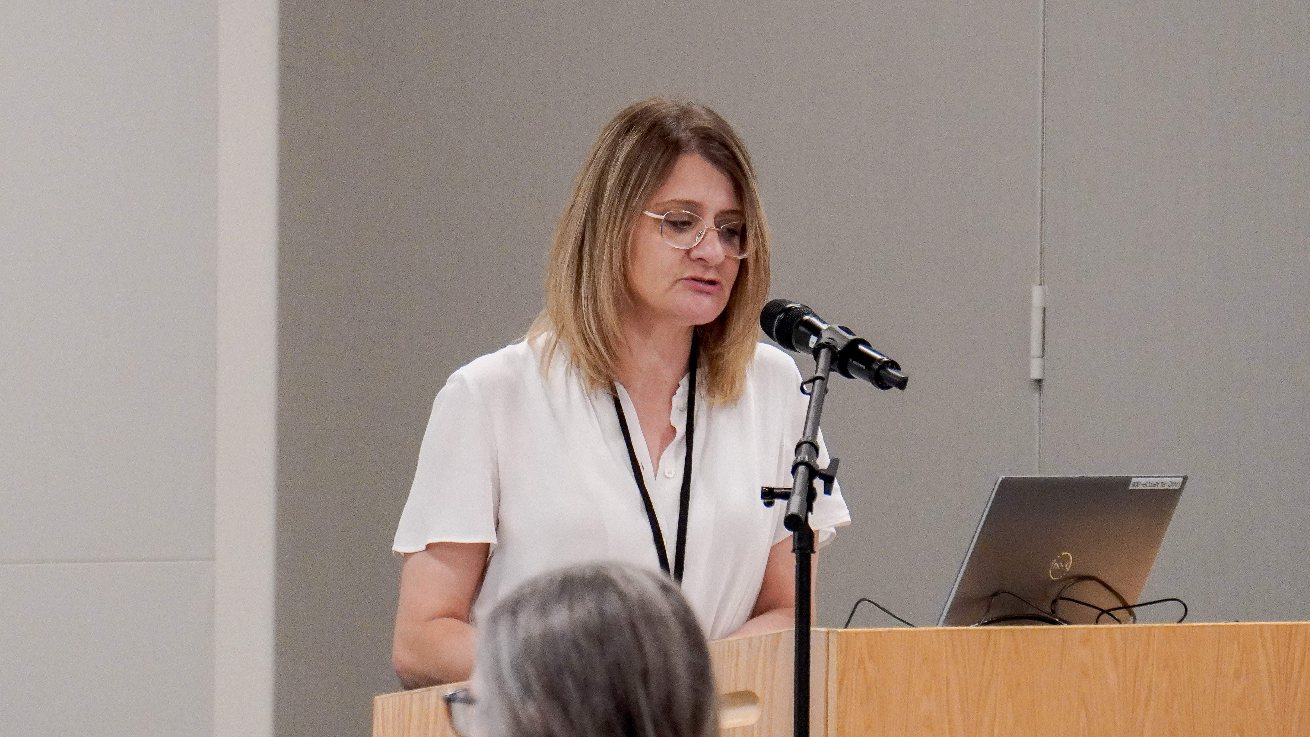 Anne-Sophie Bally lors de sa communication au colloque Les français d'ici